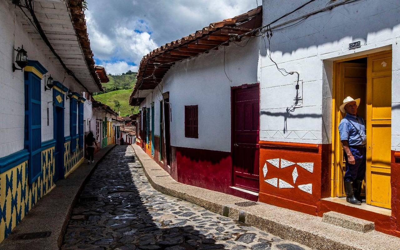 Concepción, que tiene uno de los 45 centros históricos que existen en Colombia, parece un pesebre costumbrista y los asuntos de la fe se los toman muy en serio. Por eso la noticia de que el abogado y el párroco demandarían a las ánimas no cayó bien en toda la población. FOTO Julio César Herrera