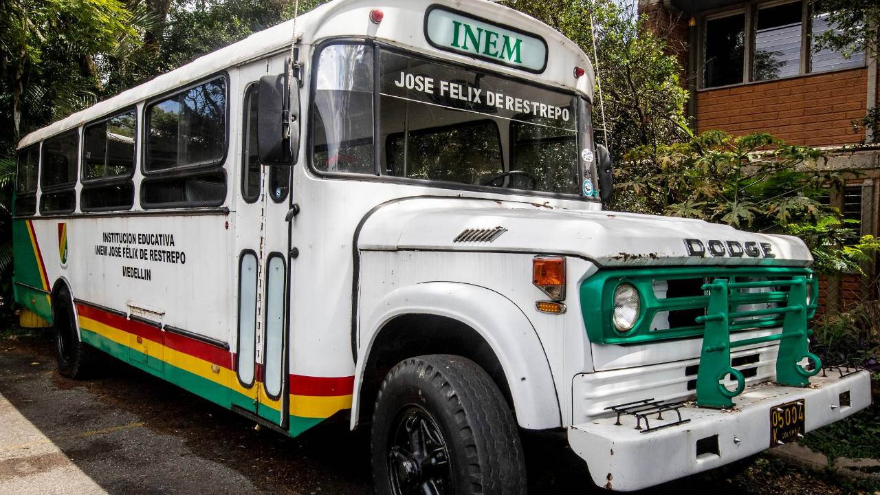 En el Inem Medellín quieren convertir su querido bus cincuentón en aula ...