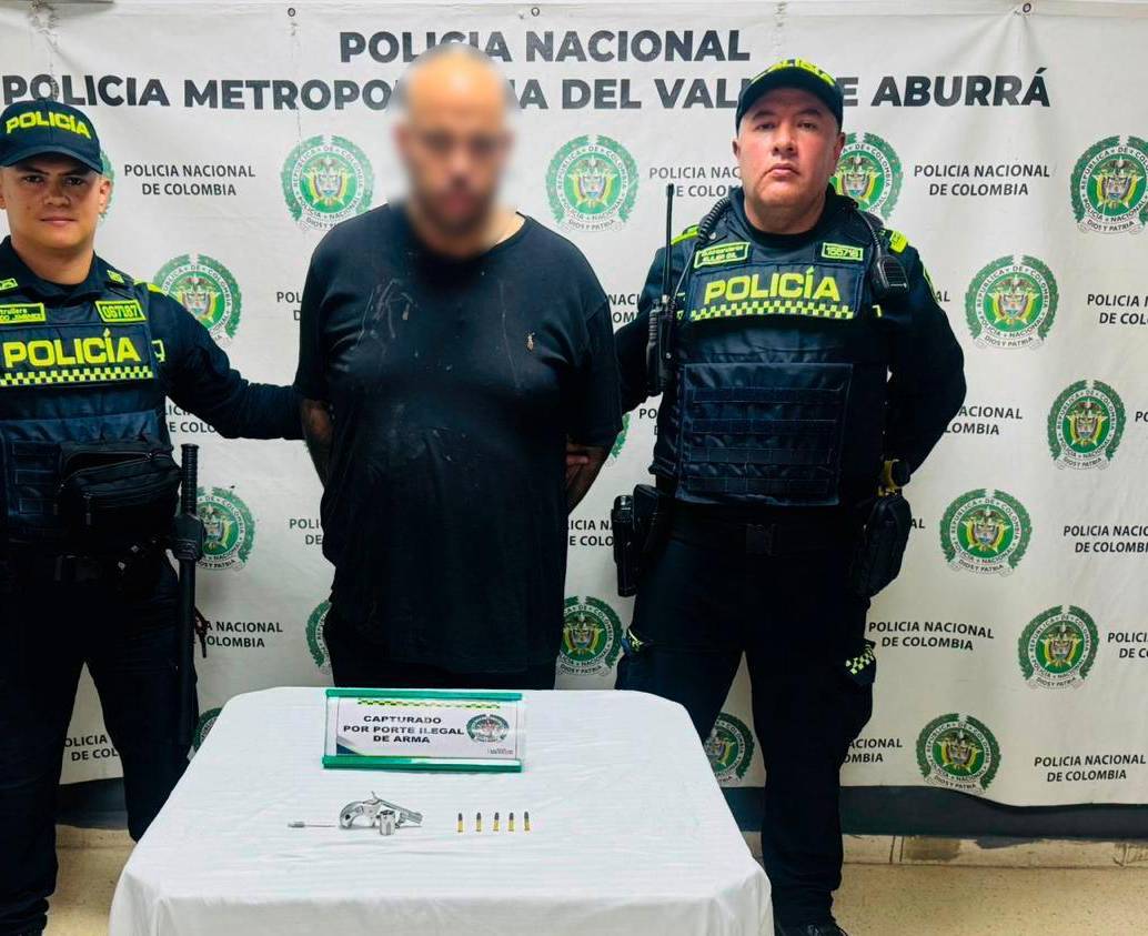 El detenido junto al arma que le fue incautada en su poder. FOTO: Cortesía