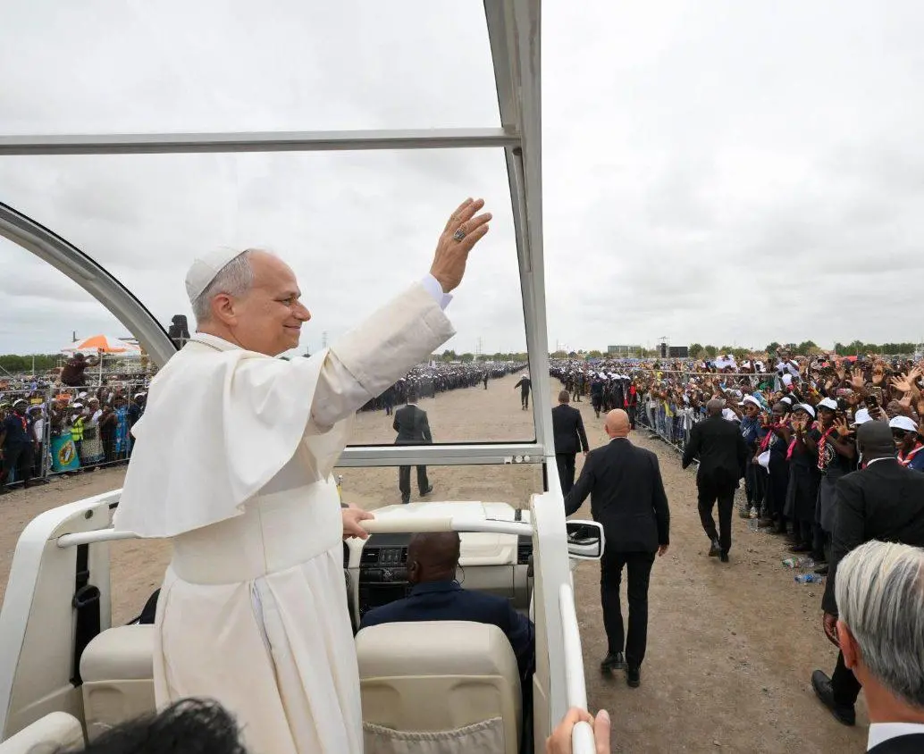 El saludo del Papa a los fieles angoleños a su llegada a la explanada de Kilamba para la santa misa. FOTO: Vatican Media.