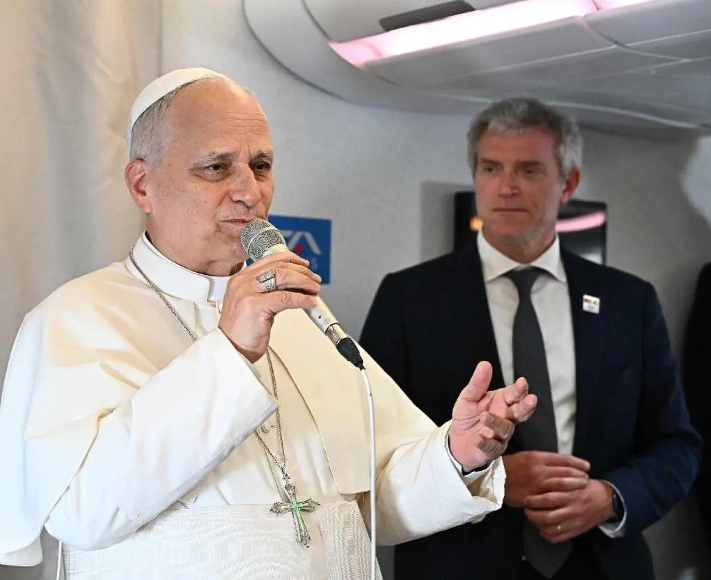 Rumbo a Angola, el papa León XIV agradeció la acogida en Camerún y aclaró que no busca debatir con Donald Trump: “No me interesa en absoluto”. FOTO: Vatican News.