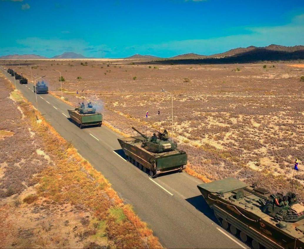 Maduro reforzó las fronteras, activó frentes militares y llamó a la población a sumarse a la reserva como parte de su estrategia defensiva. FOTO: AFP