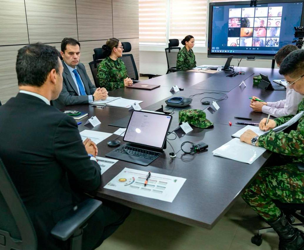 El ministro Pedro Sánchez y sus asesores, durante la reunión virtual con las familias de las víctimas del accidente del avión Hércules. FOTO: CORTESÍA MINISTERIO DE DEFENSA.