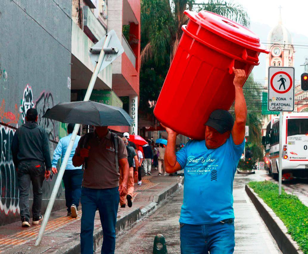 Los habitantes del norte del Valle de Aburrá compraron canecas y baldes de manera masiva para afrontar estos días sin agua potable. FOTO: MANUEL SALDARRIAGA