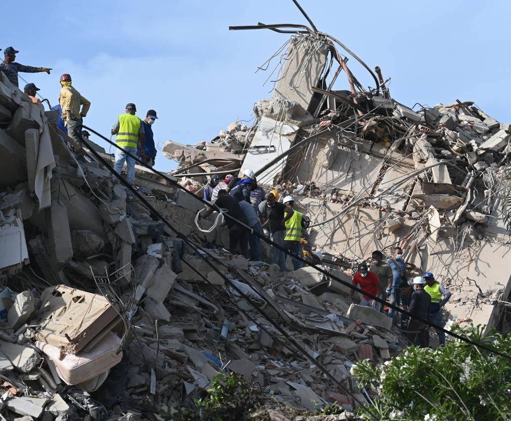 Equipos de rescate nacionales e internacionales continúan las labores de búsqueda entre los escombros en La Guaira, la zona más afectada por los terremotos en Venezuela. FOTO: AFP