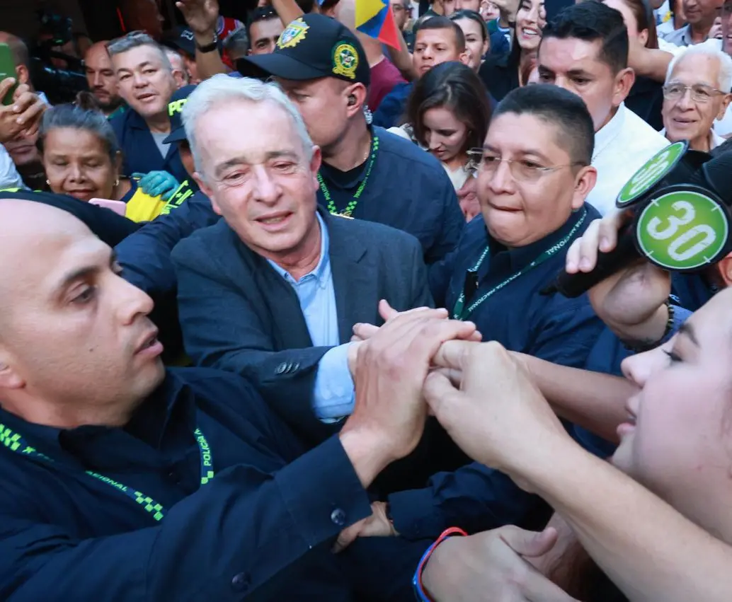 La primera estación de Álvaro Uribe fue en la Tienda Tocayo, donde tomó tinto y pronunció sus primeras palabras. FOTO: MANUEL SALDARRIAGA