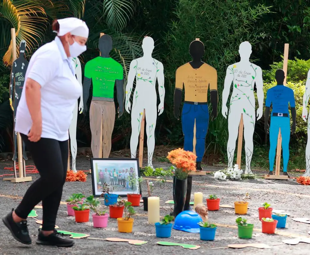 Las mujeres buscadoras hicieron un acto simbólico este jueves 31 de julio, para conmemorar un año del inicio oficial de las intervenciones forenses en La Escombrera. FOTO Manuel Saldarriaga