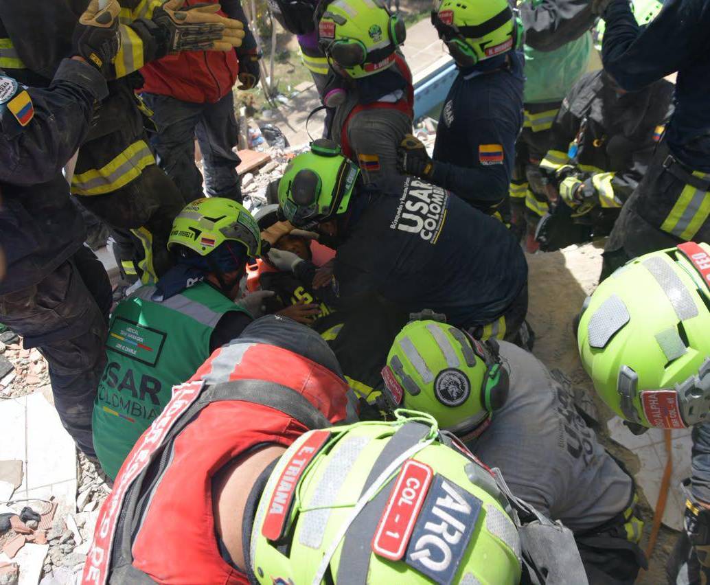 El equipo Usar Col-1, que tiene entre sus integrantes a ocho integrantes del Cuerpo de Bomberos de Envigado, rescataron a Moises, un niño de 11 años, en La Guaira. FOTO: CORTESÍA