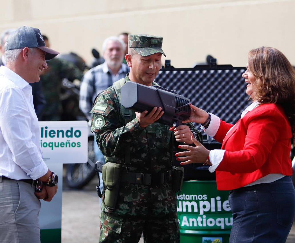 El gobernador de Antioquia, Andrés Julián Rendón, y el brigadier general Carlos Eduardo Caycedo Bocanegra, comandante de la Cuarta Brigada, durante la entrega de equipos antidrones y motocicletas financiados con la tasa de seguridad departamental. FOTO: Cortesía