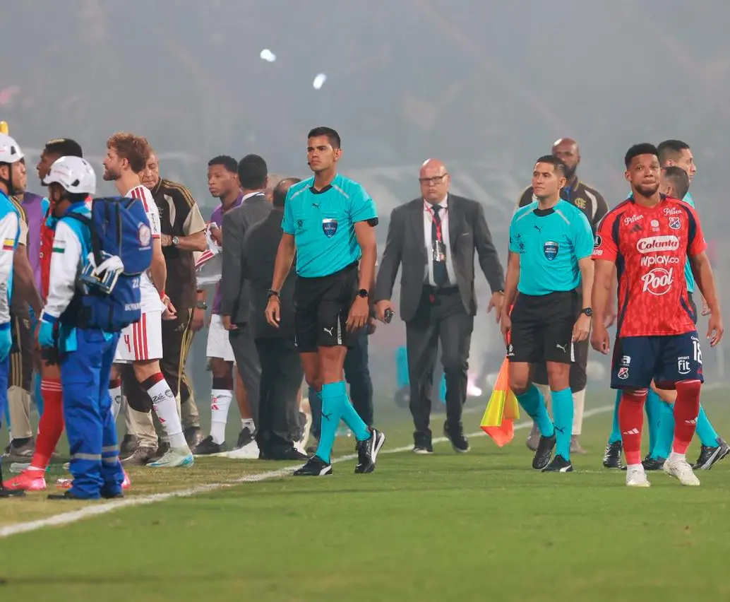 Imágenes del duelo entre DIM y Flamengo que no se pudo disputar por los disturbios que generaron los hinchas rojos. FOTOMANUEL SALDARRIAGA
