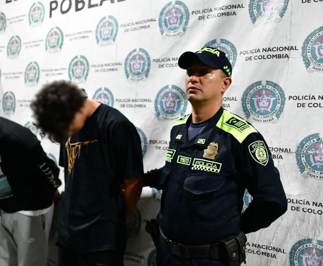 Dos capturados por un hurto en El Poblado, comuna 14 de Medellín. FOTO: POLICÍA MEVAL