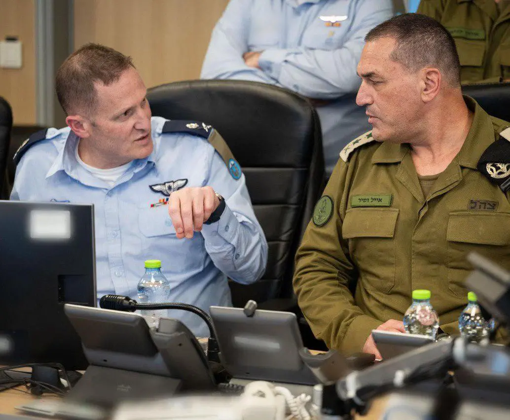 Las Fuerzas de Defensa de Israel (FDI) supervisando los ataques contra Irán. El ministro de Defensa israelí, Israel Katz, dijo que su país llevó a cabo un "ataque preventivo" contra Irán. FOTO: Xinhua