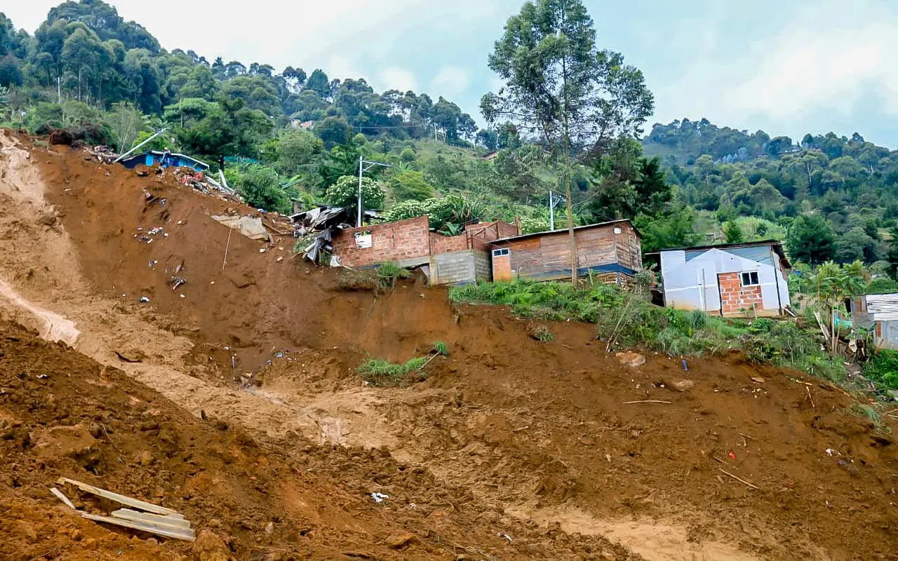 Decenas de viviendas del sector presentan daños estructurales o están en riesgo, por lo que se inició la evacuación preventiva. Foto: Esneyder Gutiérrez