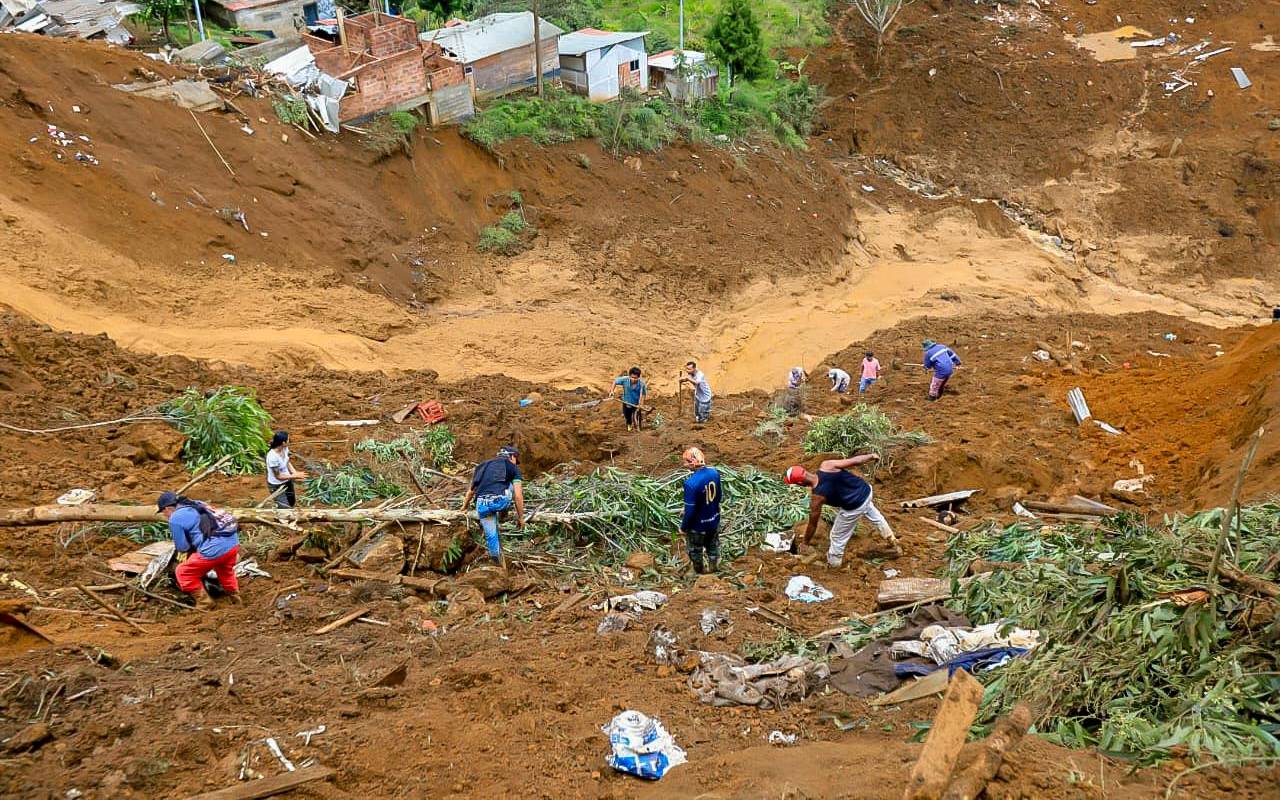 Equipos de rescate, bomberos, Defensa Civil y personal de gestión del riesgo se desplazaron de inmediato al sitio para atender la emergencia, en una labor contra el tiempo y bajo condiciones climáticas adversas. Foto: Esneyder Gutiérrez