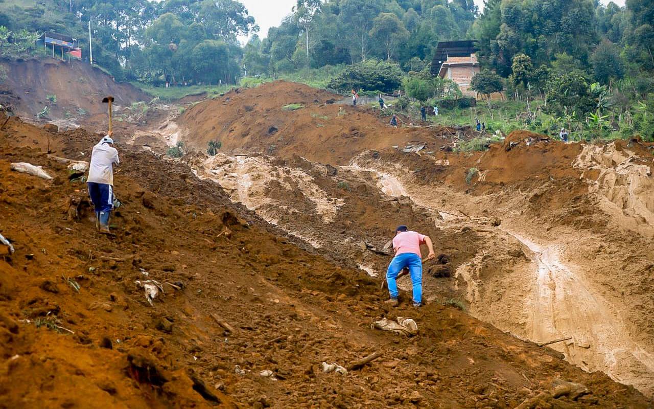 Las precipitaciones incesantes saturaron el terreno, que no pudo soportar más la presión, cediendo y arrastrando consigo todo a su paso. Foto: Esneyder Gutiérrez