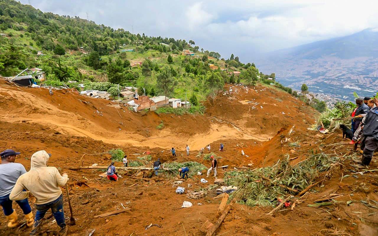 Tragedia en la madrugada de hoy martes 24 de junio, alud mortal en los límites de Medellín y Bello deja hasta el momento ocho personas muertas, cinco más heridas y 10 casas destruidas. Foto: Esneyder Gutiérrez