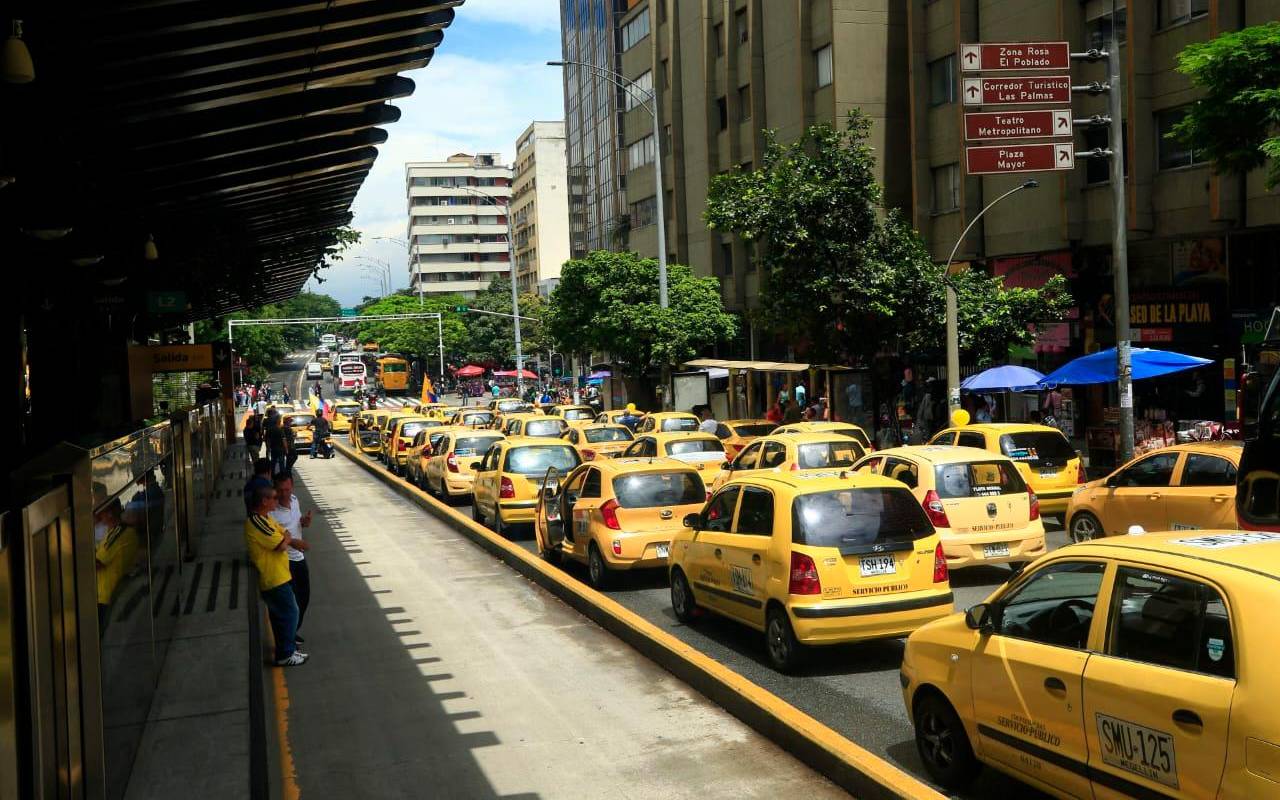 También señalan que las plataformas de transporte, como Uber o Didi y otras aplicaciones similares, operan con menos restricciones y costos operativos, lo que consideran una competencia desleal. Foto Camilo Suárez