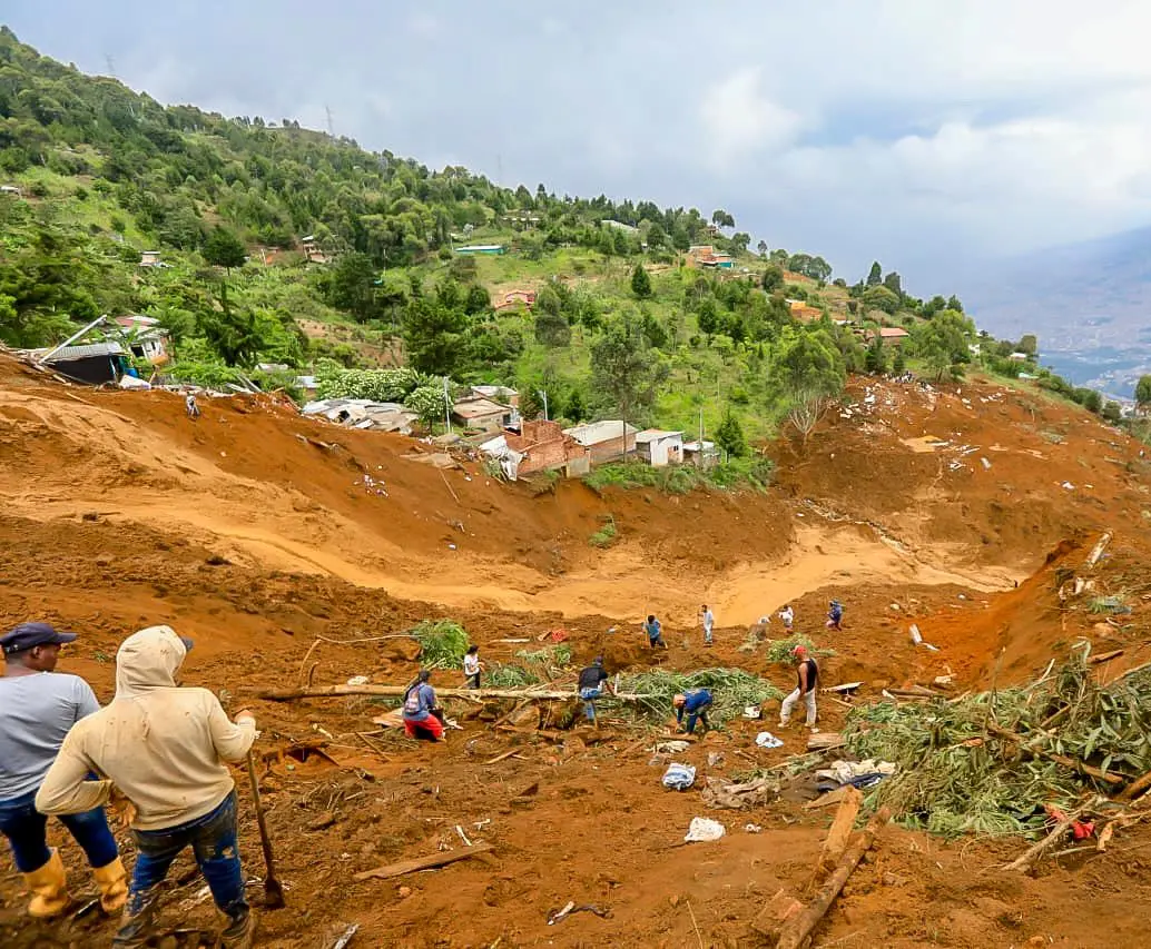 Más de 200 personas trabajan sin descanso en la búsqueda de desaparecidos, en medio de un terreno aún inestable. FOTO: ESNEYDER GUTIÉRREZ