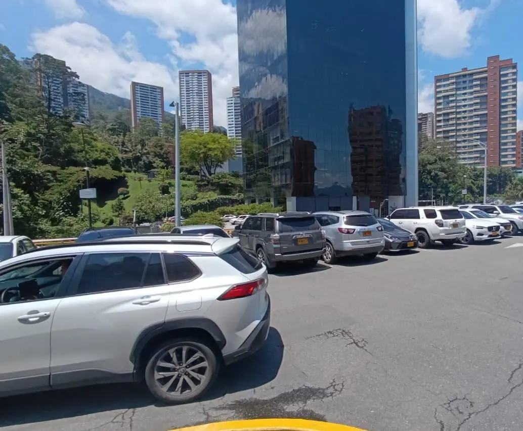¿A un conductor lo pueden multar por parquear en un lugar privado? FOTO: Imagen de referencia El Colombiano