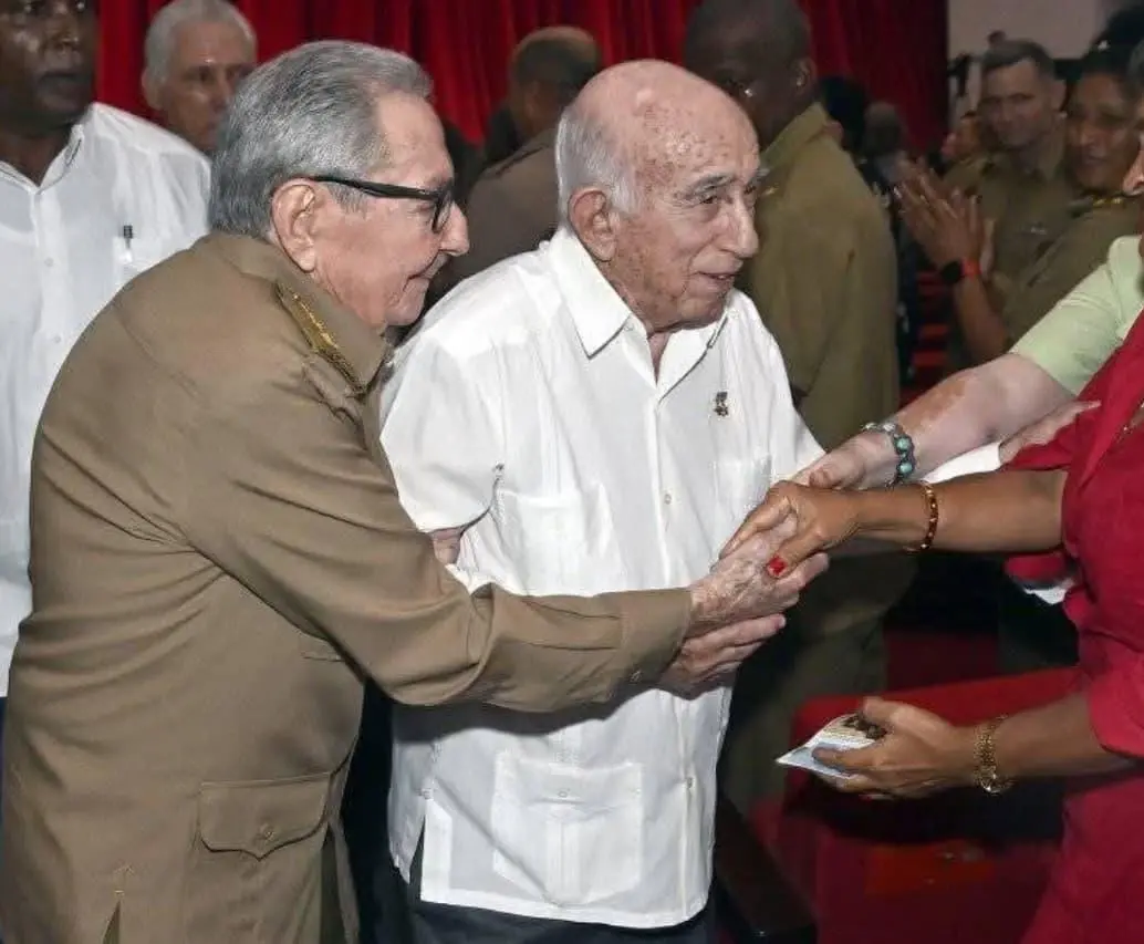 Fuertes rumores en redes sobre la muerte de Raúl Castro ( izquierda en imagen) son falsos. El dictador presenció el 60.º aniversario de la creación del Comité Central del Partido Comunista de Cuba (PCC) y del periódico <i>Granma</i>. FOTO: Periódico <i>Granma-</i>PCC.