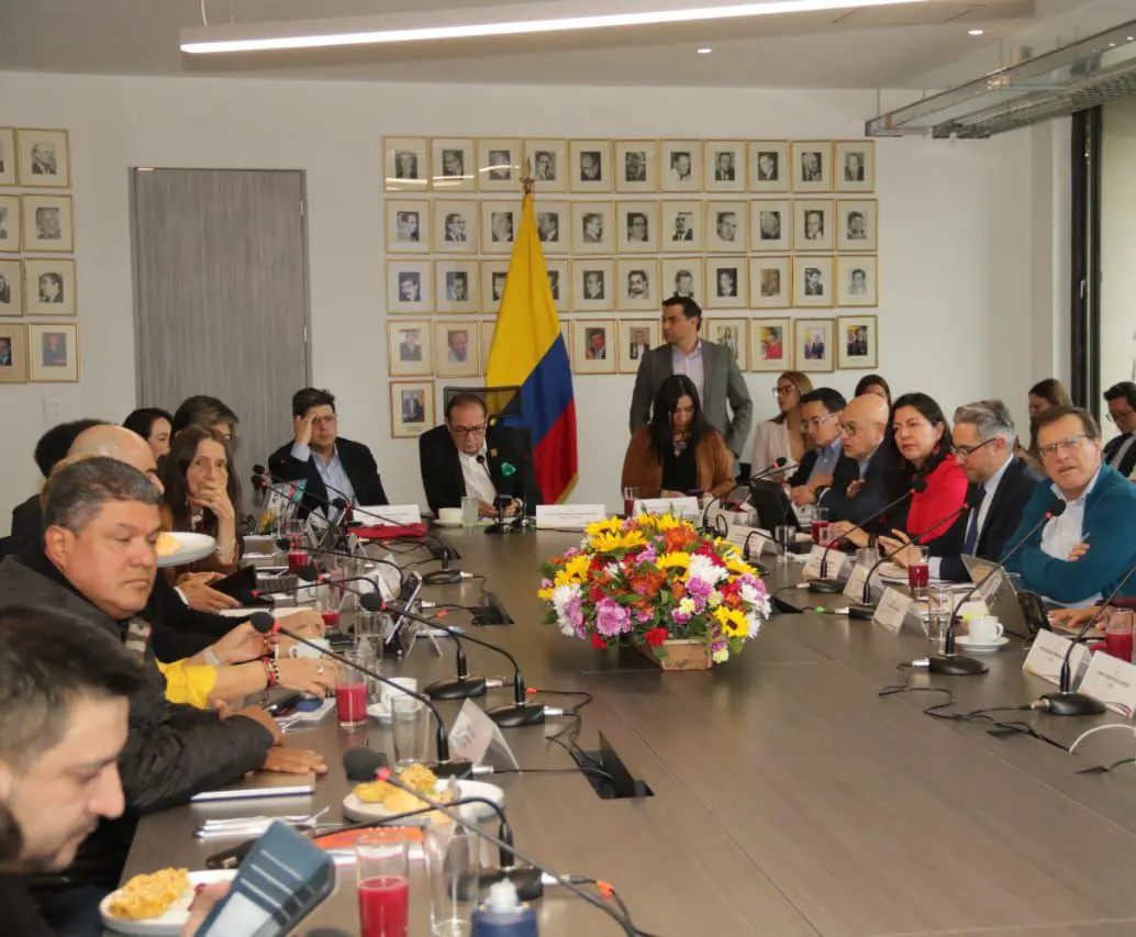 Con las propuestas a punto de hacerse públicas y el plazo corriendo hasta el 15 de diciembre, el pulso por el salario mínimo de 2026 entra en su tramo más crítico. FOTO: MinTrabajo.