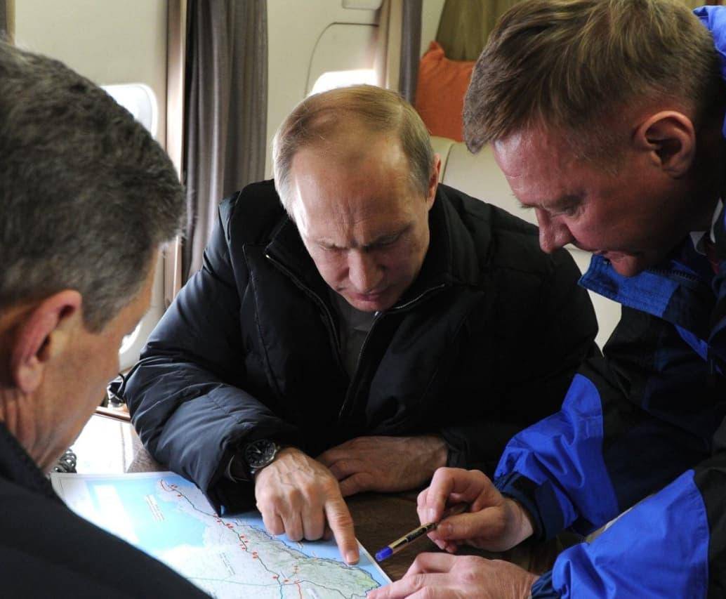  SEBASTOPOL, CRIMEA - 18 DE MARZO: El presidente ruso, Vladímir Putin (centro), el viceprimer ministro, Dmitri Kozak (izq., frente), y el director de la Agencia Federal de Carreteras de Rusia (Rosavtodor), Roman Starovoit, observan un mapa de Crimea desde un helicóptero mientras inspeccionan la zona del estrecho de Kerch. El gobierno ruso planea construir un puente que unirá la Rusia continental con Crimea. FOTO: GETTY