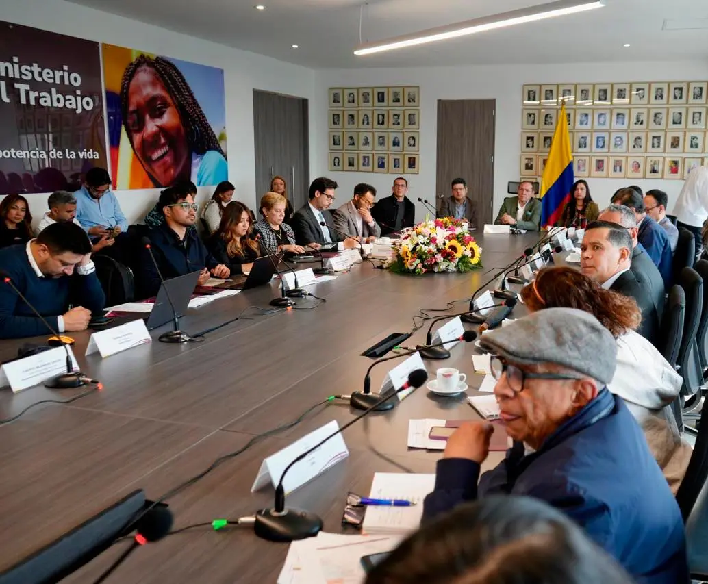 El Ministerio del Trabajo presentó el cronograma de conversaciones para definir el ajuste del salario mínimo para 2026. FOTO tomada de X