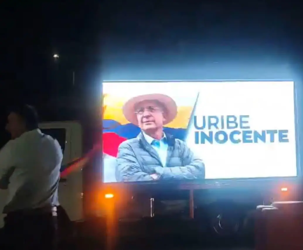 En Rionegro, Antioquia, apoyan a Álvaro Uribe tras su condena de 12 años de prisión domiciliaria. FOTO: Captura de video 