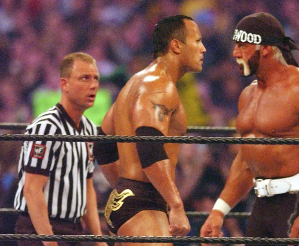 La pelea entre Hulk Hogan vs. The Rock que los catapultaron como íconos de la lucha libre. FOTO: GETTY