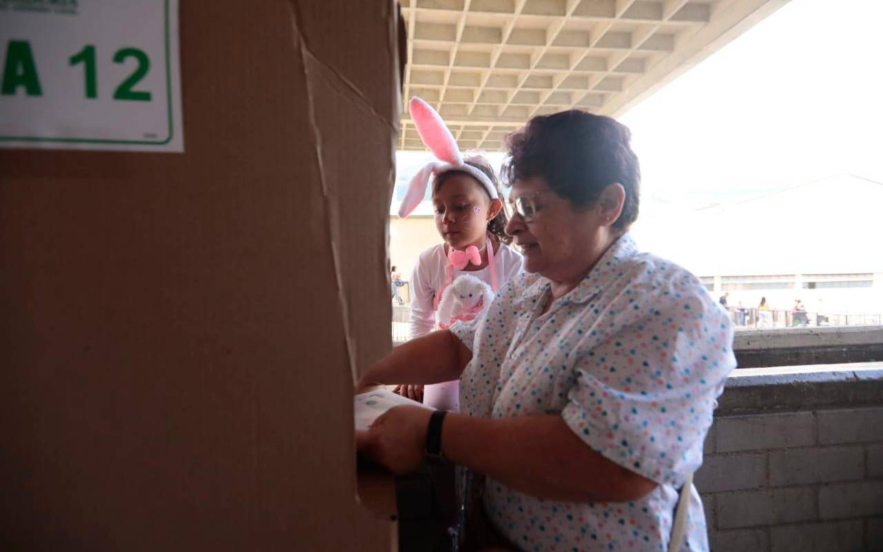 Los niños disfrazado en compañía de sus familiares asistieron a algunos puestos de votación. Foto: Carlos Velásquez 