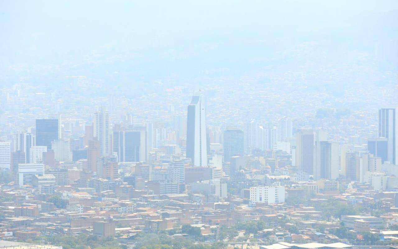 En Medellín, por ejemplo, ya volvieron las ciclovías nocturnas entre los martes y jueves, lo que puede resultar una buena opción para ahorrarse enfermedades respiratorias. Foto: Camilo Suárez