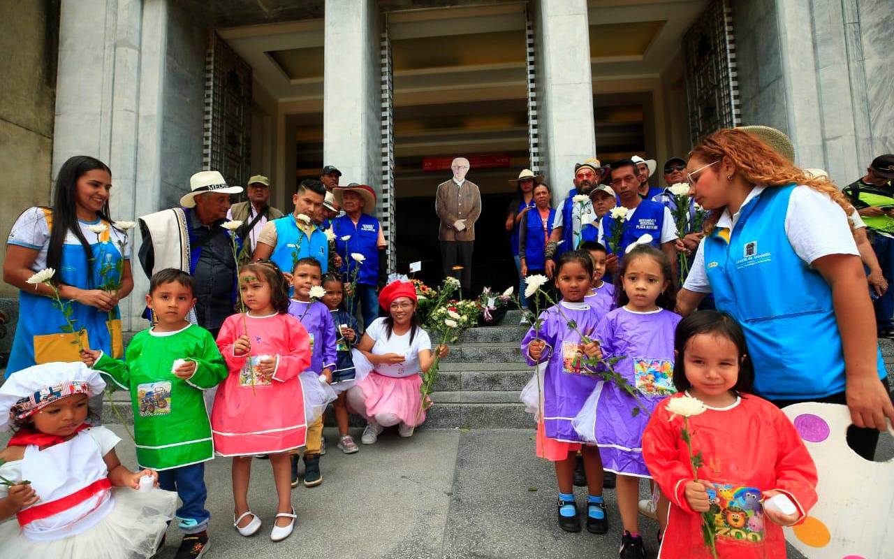 Personas de todas las edades se acercaron hasta la entrada del Museo de Antioquia para mostrar su respeto y admiración por el pintor y escultor colombiano. Foto: Camilo Suárez