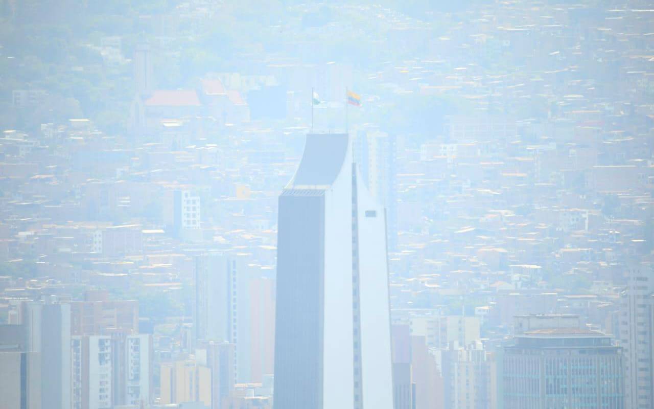 La cantidad de incendios que azotan al país tienen a los habitantes del Valle de Aburrá respirando un aire nocivo. Foto: Camilo Suárez