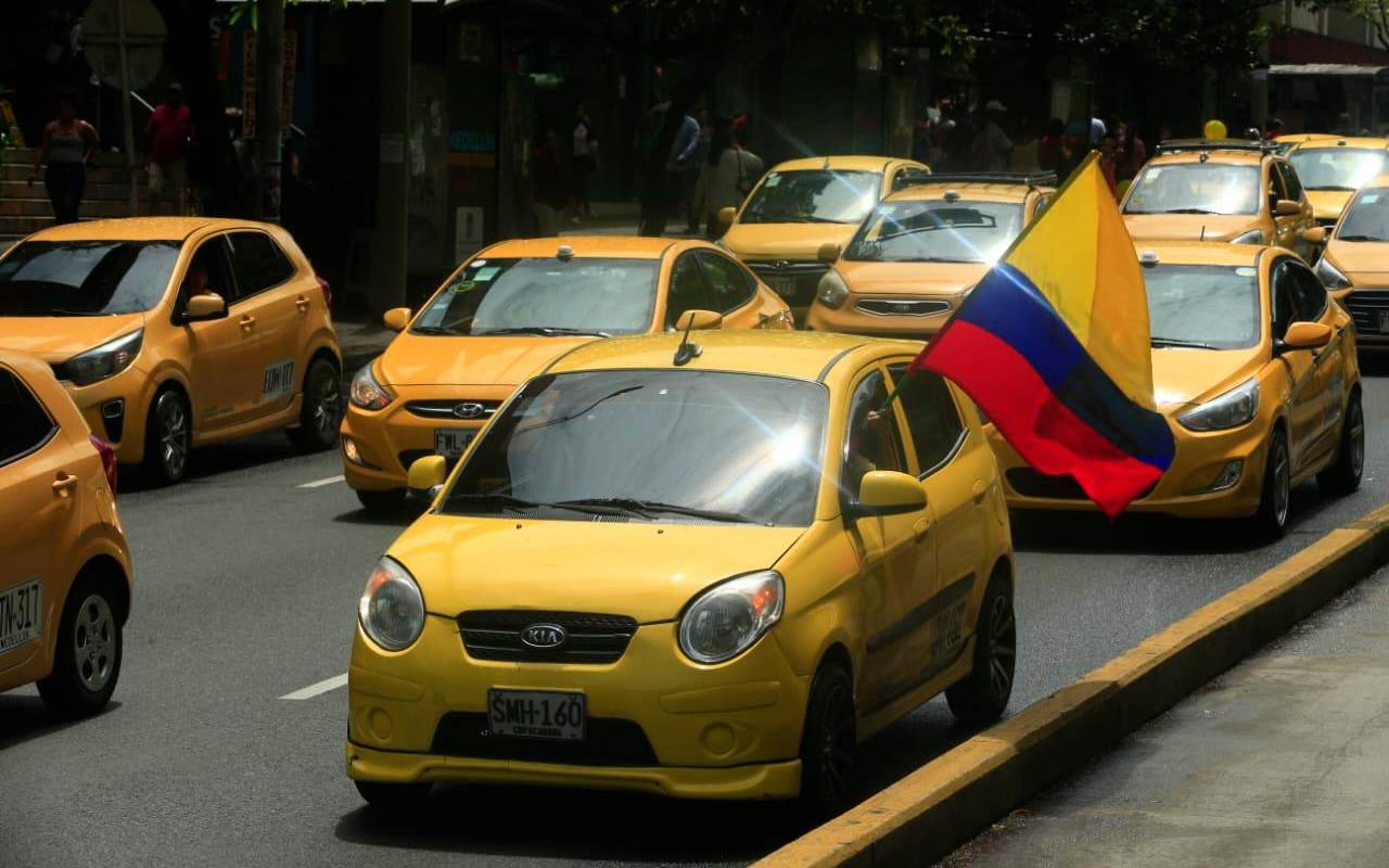 El secretario de movilidad de Medellín, Mateo González, invitó al gremio de taxistas a que la movilización se haga de manera pacífica sin generar bloqueos que afecten las jornadas de miles de ciudadanos. “Su objetivo es sentar su voz de protesta, pero que no sea afectar al resto de la ciudadanía”, indicó el funcionario. Foto Camilo Suárez