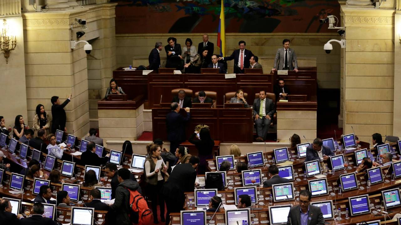 En pleno escándalo, subió por decreto el sueldo de los funcionarios ...