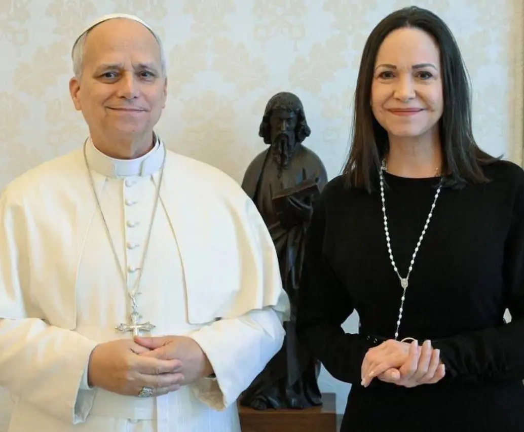 El papa León XIV y la líder opositora María Corina Machado se reunieron en el Vaticano este 12 de enero de 2026. FOTO: Vaticano