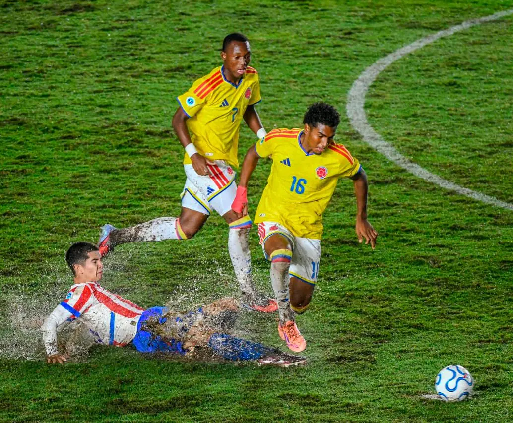 En una cancha muy difícil por la lluvia y el pantano, Colombia logró imponerse 2-0 a Paraguay y así festejar su cupo al Mundial. Ahora irá por el título del certamen y jugará la semifinal ante Brasil. <span class="mln_uppercase_mln">FOTO</span> <b><span class="mln_uppercase_mln">fcf</span></b>