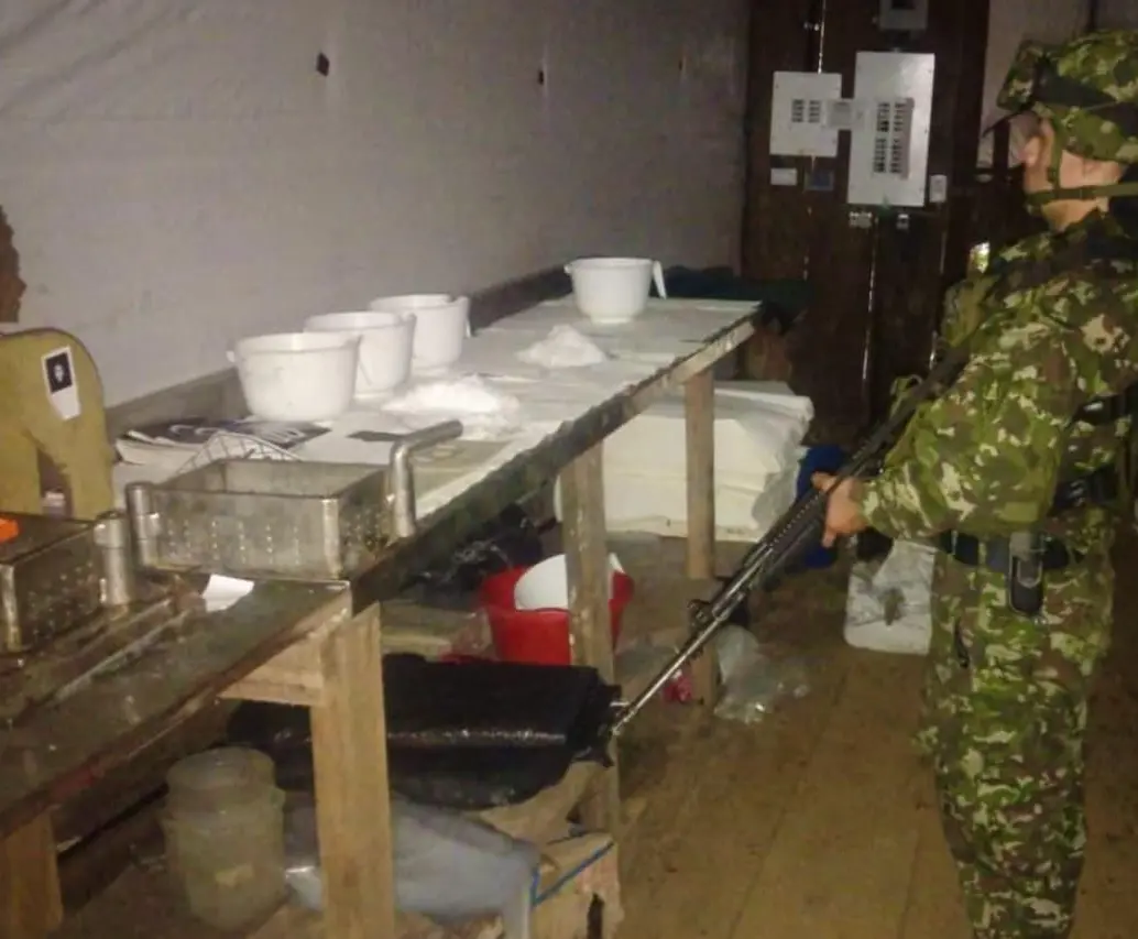 Este era el megalaboratorio donde el grupo criminal Clan del Golfo producía la droga. FOTO: EJÉRCITO NACIONAL 