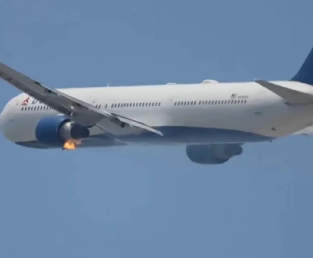 Un incidente aéreo se produjo este viernes en el Aeropuerto Internacional de Los Ángeles. FOTO: Captura de video