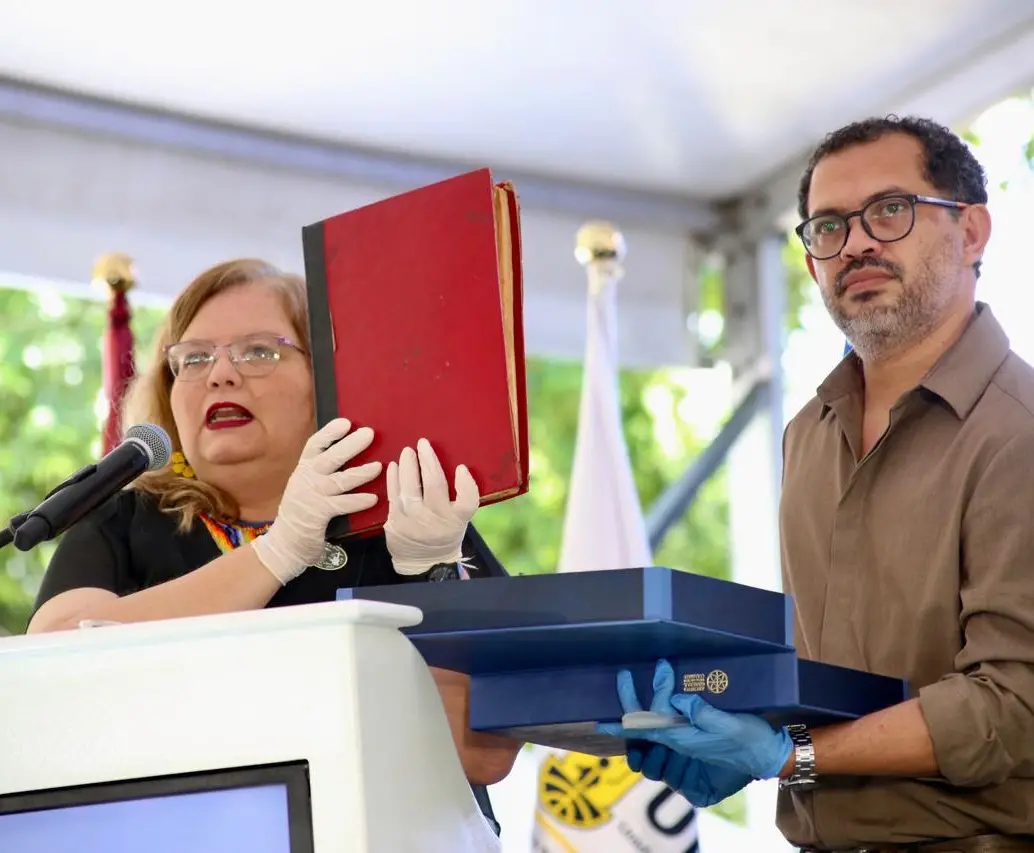 A la izquierda, la directora del ICBF, Astrid Cáceres sosteniendo el ‘libro rojo’. FOTO: REDES SOCIALES/ X DEL ICBF.