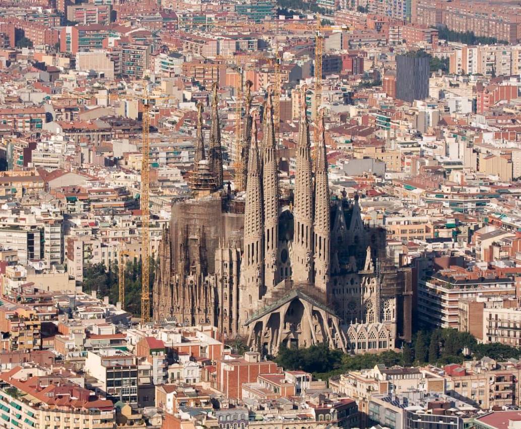 Este viernes, 20 de febrero de 2026, se colocó la última pieza de la Basílica de la Sagrada Familia, en Barcelona. FOTO: GETTY