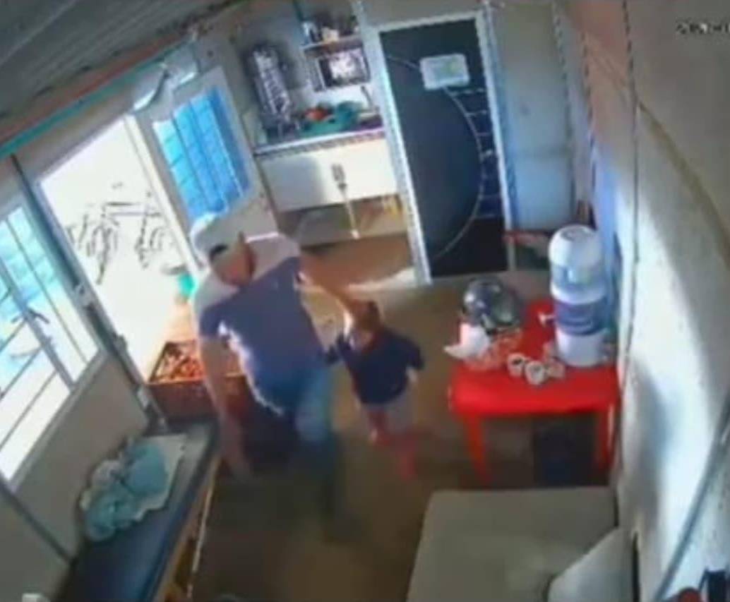 Video muestra a un hombre golpeando a una niña de cuatro años, en el municipio de Sibaté, en Cundinamarca. FOTO: Captura de video 