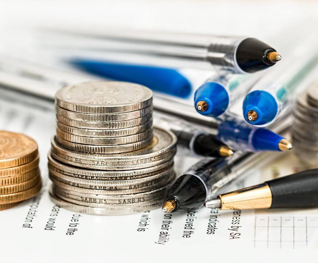 En medio de novenas y regalos, el dinero de la prima puede irse rápidamente durante diciembre. Si se guarda en algún tipo de ahorro, se asegura de no gastar más de lo que necesita. FOTO: Cortesía KOA.