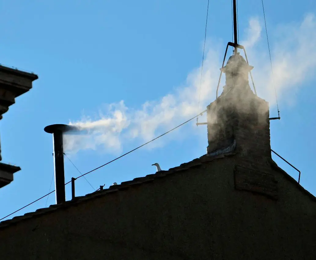 Este fue el momento en el que se vio la fumata blanca en el Vaticano. FOTO GETTY