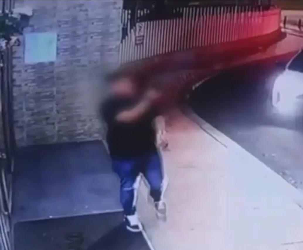 Un hombre hizo varios disparos al aire en un conjunto residencial de Bogotá; las autoridades investigan el caso. FOTO: captura de video de seguridad