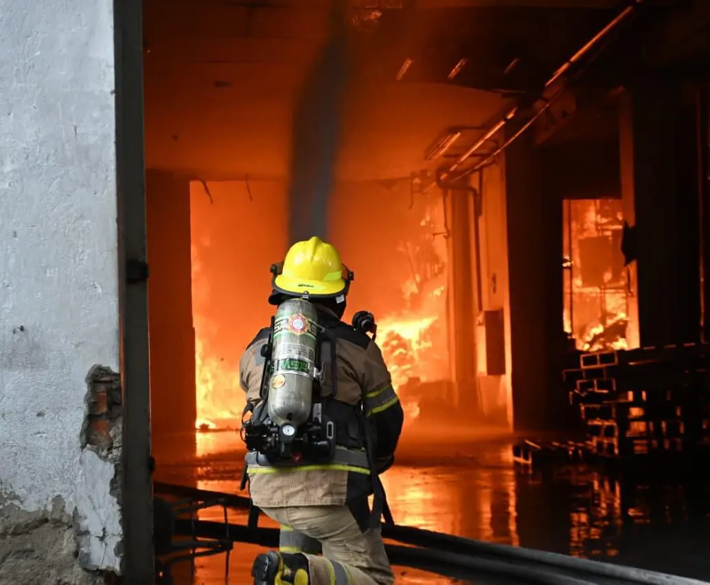 Uno de los más de cien socorristas que han participado en los trabajos de extinción de las llamas en Itagüí. FOTO: Cortesía Alcaldía de Itagüí