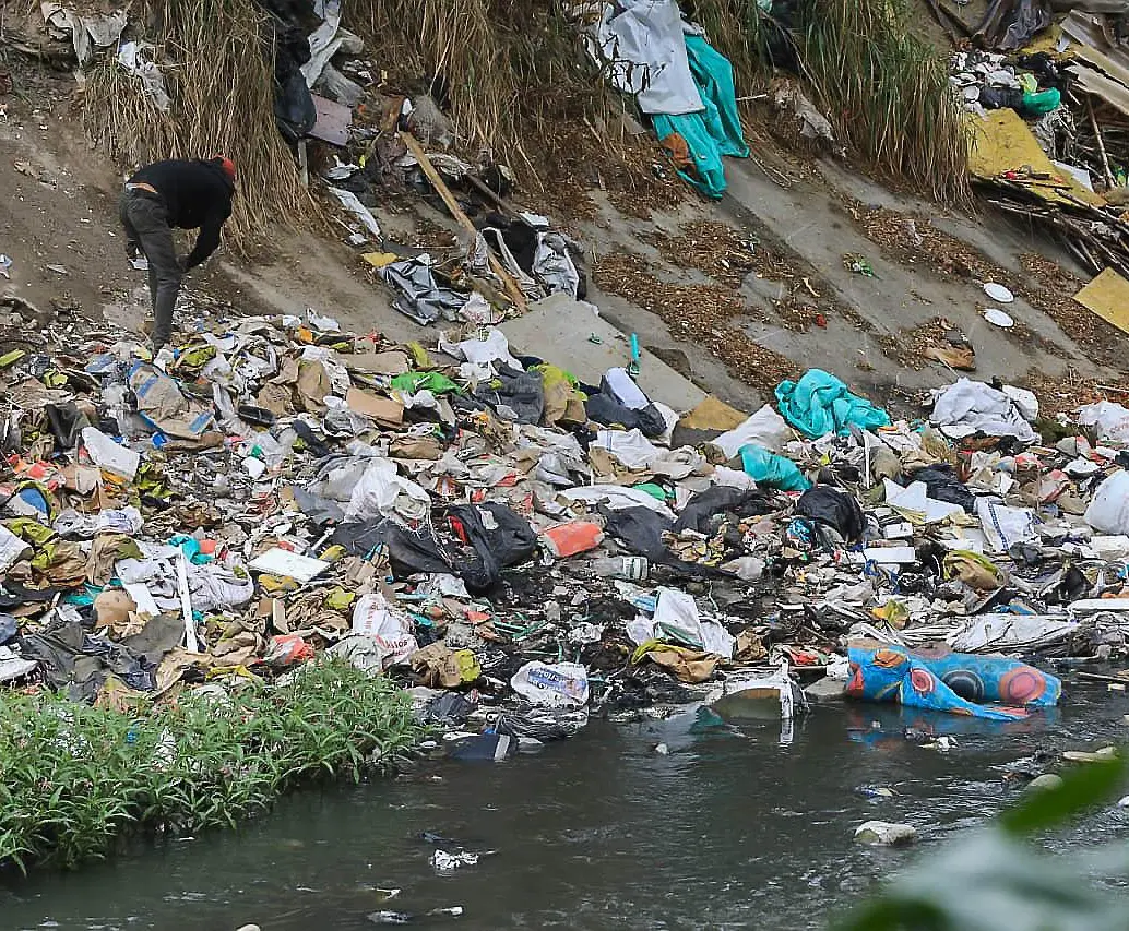 La quebrada La Iguaná, es una de las afectadas por escombros y basuras que se arrojan. FOTO Esneyder Gutiérrez 