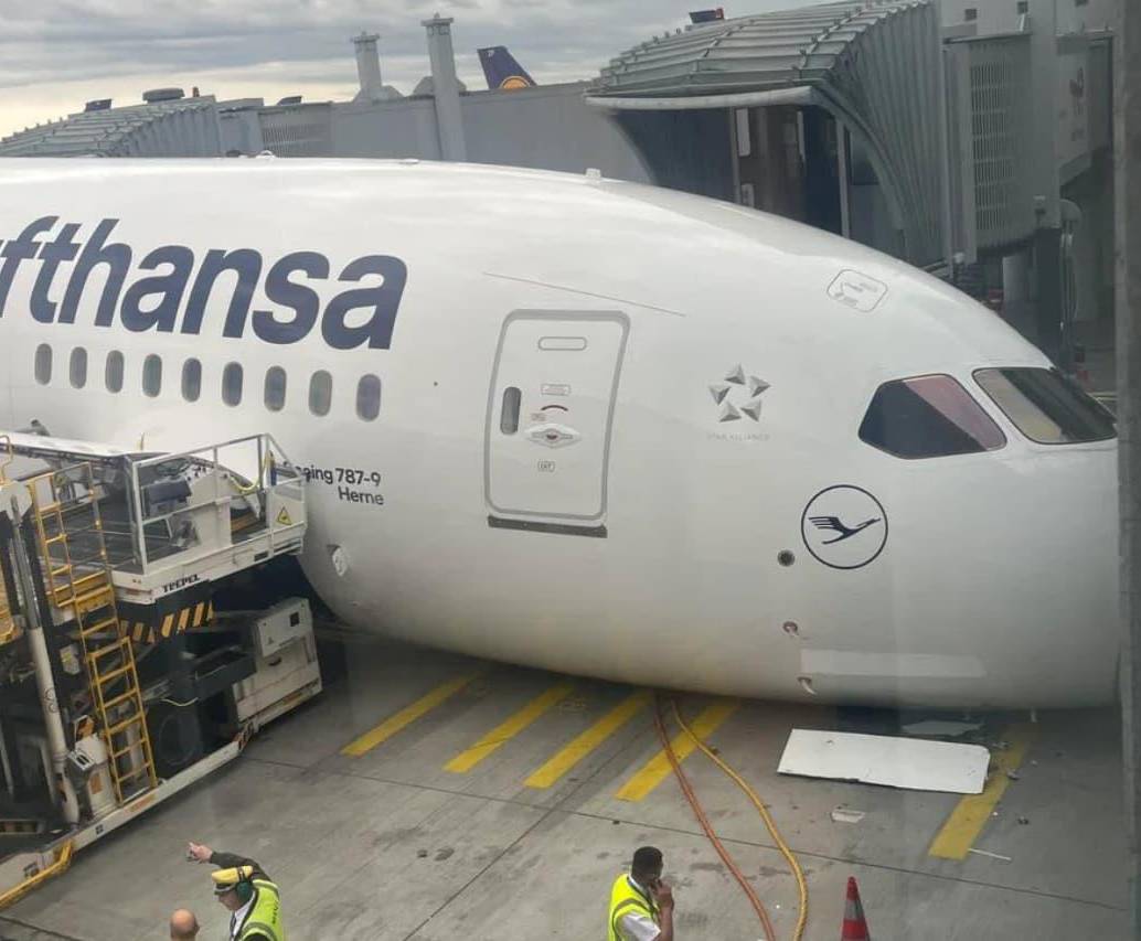 Un avión Boeing de Lufthansa cayó sobre su morro en Alemania. FOTO: Tomada de redes sociales