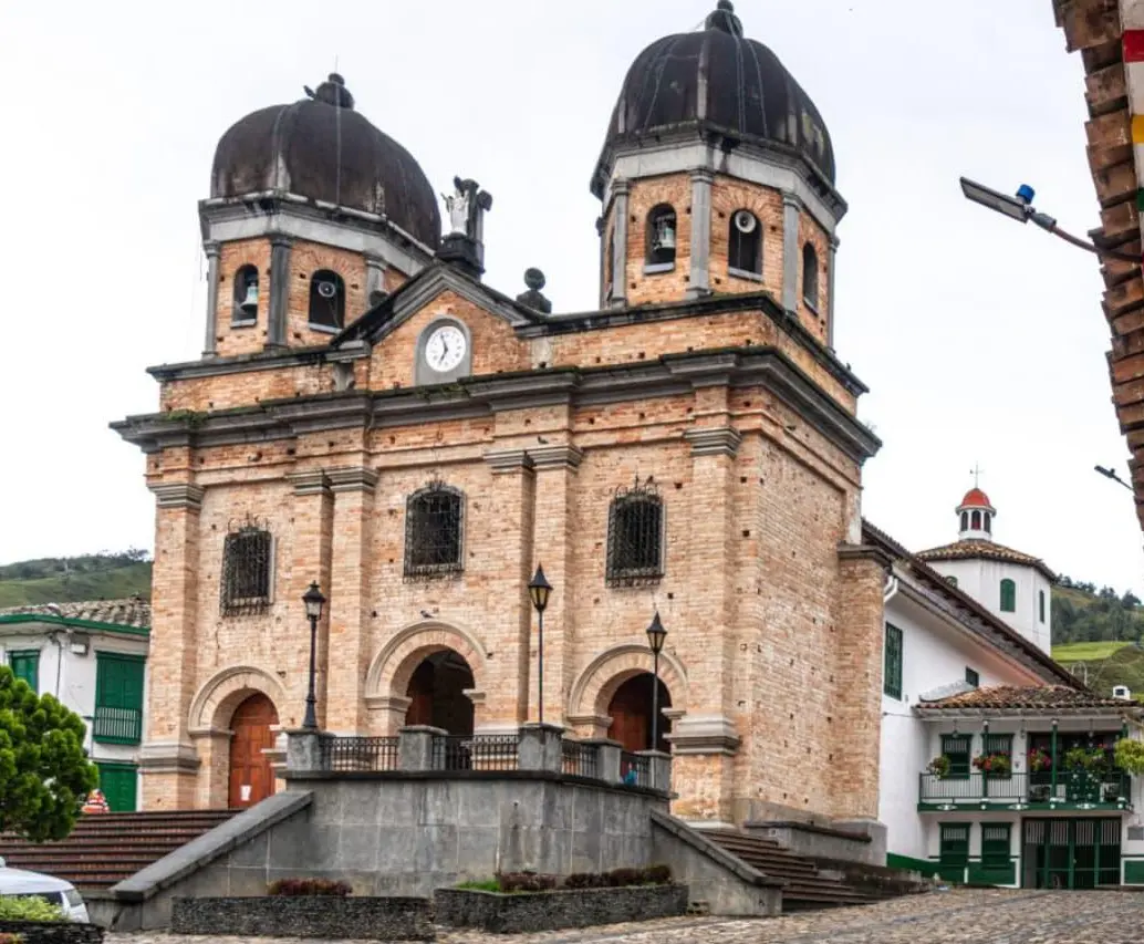 La Iglesia de Nuestra Señora de la Inmaculada Concepción es el templo protagonista de una demanada contra Dios y las ánimas del purgatorio. FOTO: Gobernación de Antioquia 