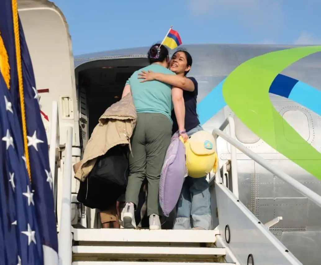 Este martes partió el primer vuelo con las personas que se “autodeportaron” de Estados Unidos. FOTO: Tomada de X <a rel="nofollow" href="https://x.com/Sec_Noem">@Sec_Noem</a>